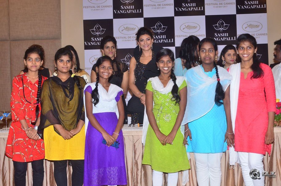 Sushmita-Sen-at-Sashi-Vangapalli-Cannes-Red-Carpet-2017-Success-Meet